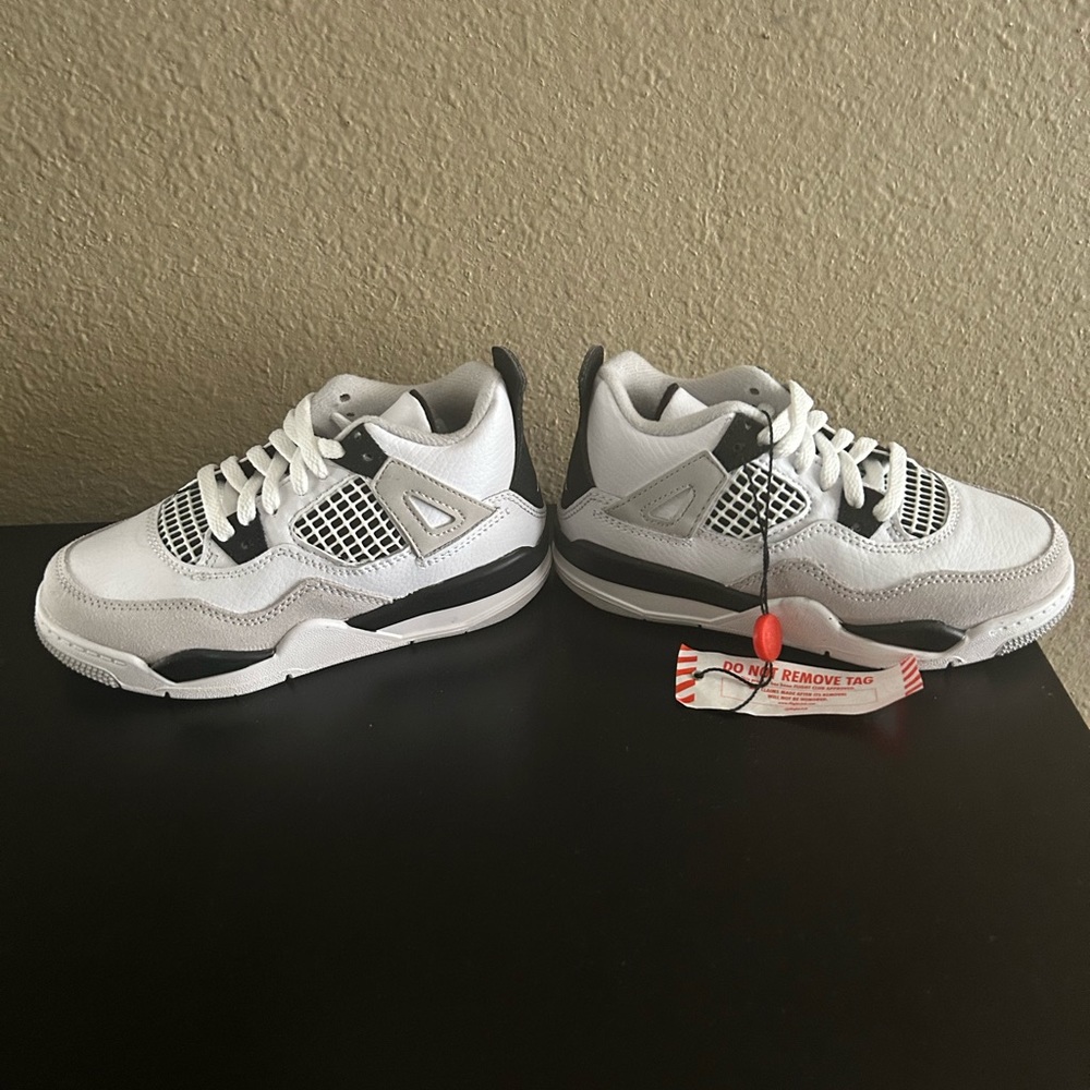 Size 11c jordan 4 retro.New bought by accident on flight club. Asking $140